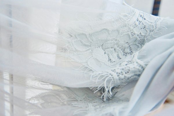 Comment intégrer des accessoires en perles dans une tenue de mariée?